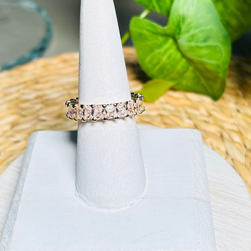 Sparkly baguette-shaped crystal stone and gold-toned ring. Size 7 3/4 - Picture 5 of 10
